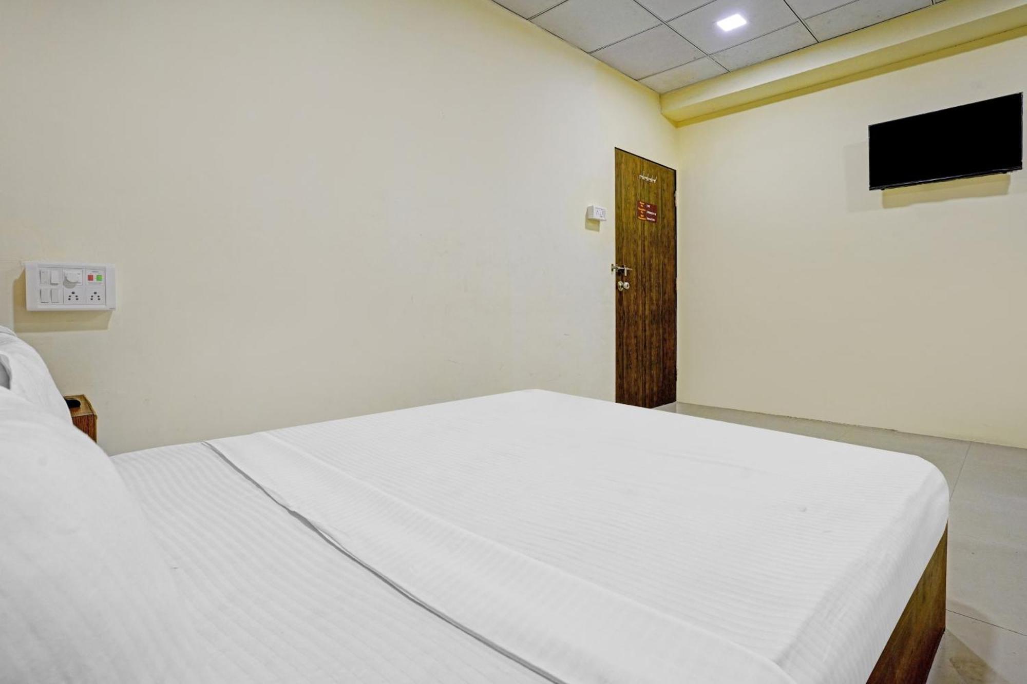 Hotel O Nova Rooms Surat Dış mekan fotoğraf