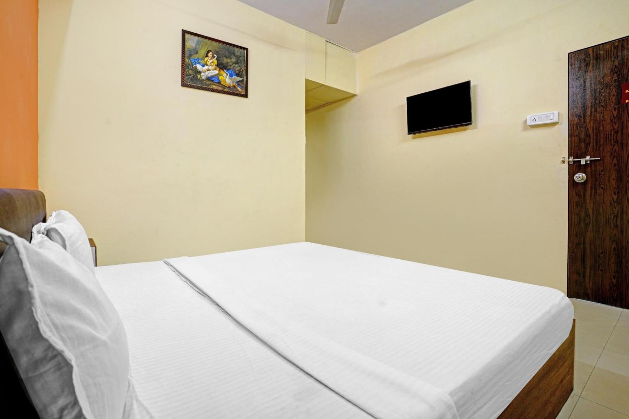 Hotel O Nova Rooms Surat Dış mekan fotoğraf