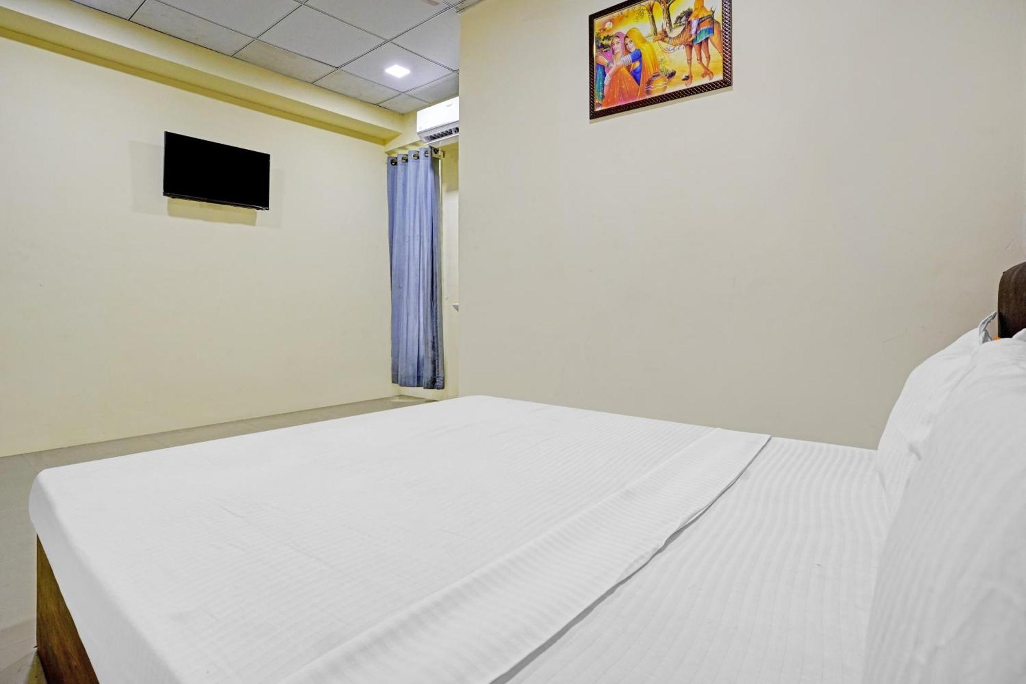 Hotel O Nova Rooms Surat Dış mekan fotoğraf