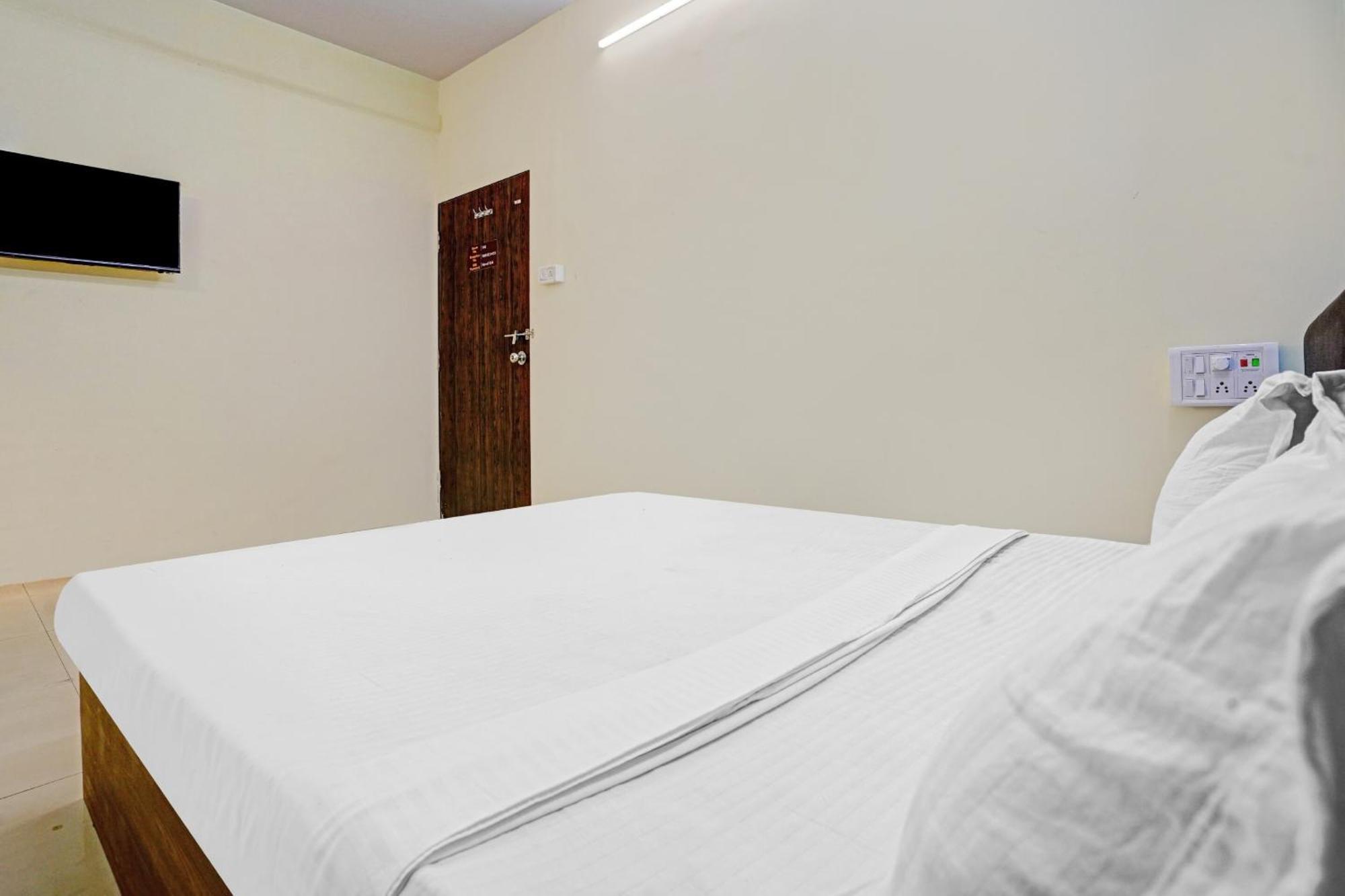 Hotel O Nova Rooms Surat Dış mekan fotoğraf