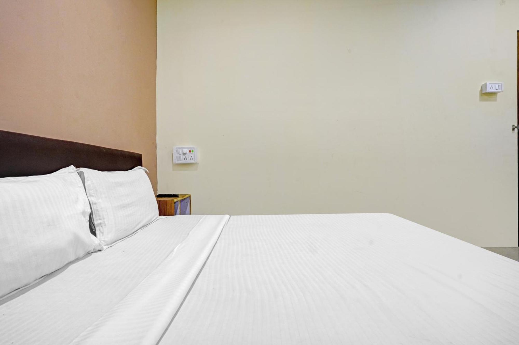Hotel O Nova Rooms Surat Dış mekan fotoğraf